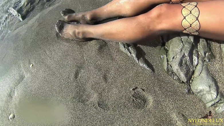 Nylondelux: Нейлонові розваги на громадському пляжі