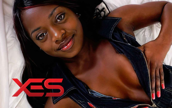 Xes Network: Amateur 19-jarig schattig zwart meisje neukt haar poesje met een dildo...