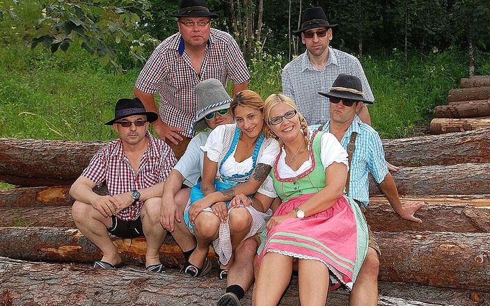 Lederhosen Gangbang: Alemana en orgía de sexo en lederhosen al aire libre