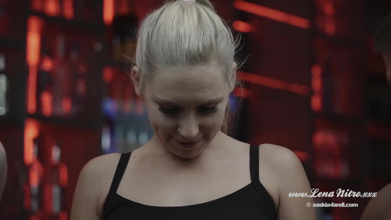 Lena Nitro: Gepiercte blonde schönheit wird in einer dreier-action von vorne und...