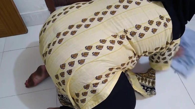 Aria Mia: Desi cameriera bbw calda con culo grosso viene inculata selvaggiamente...