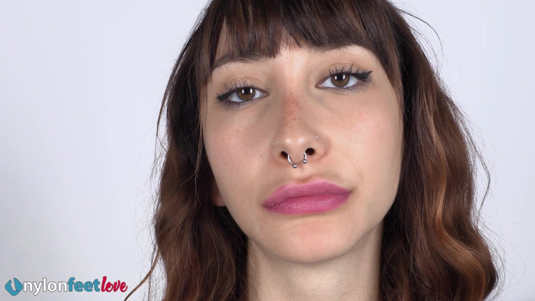 Best Nylon Feet Videos: 섹시한 발과 발발을 포즈를 취하면서 달콤한 것을 먹는 슬림하고 웅장한 갈색 머리 Reine Vixen