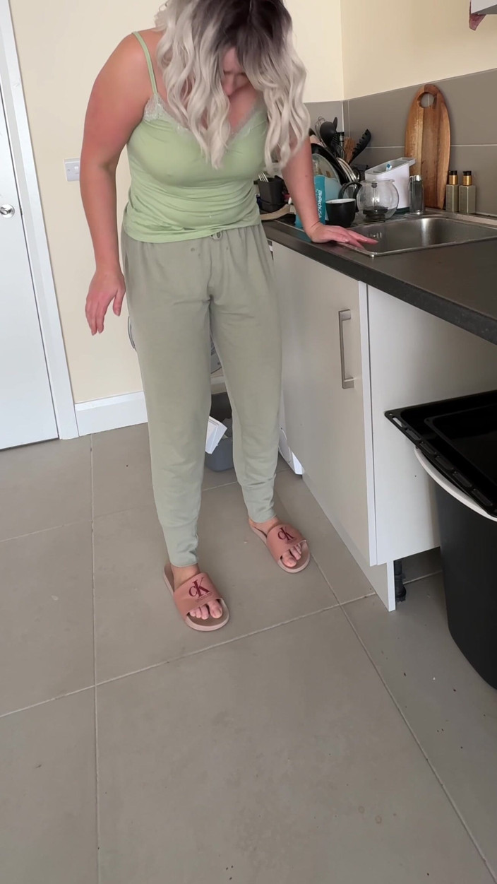 Emma Voyeur: Dishes Vs. Full Bladder… I Lost Control and Piss in...