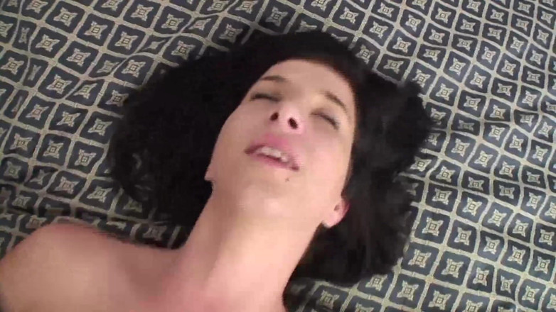 German amateur - 100% German hardcore videos: Amatorska brunetka loszka zostaje ostro wyruchana