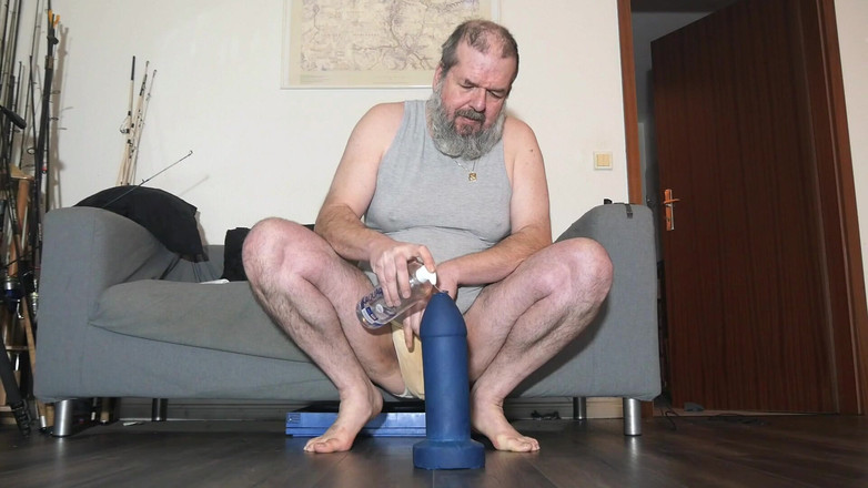 Qualzucht: डिल्डो प्ले और गांड में रबर की मुट्ठी के साथ मजबूत चरमसुख!