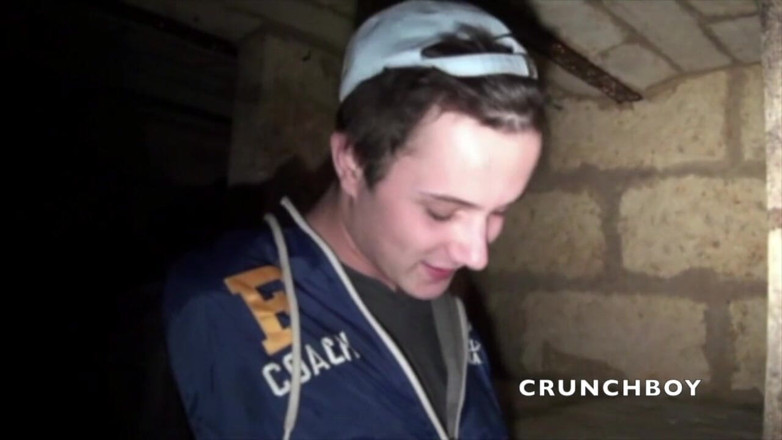 Crunch Boy: Il ragazzo femiante viene scopato da Theo in discret underground