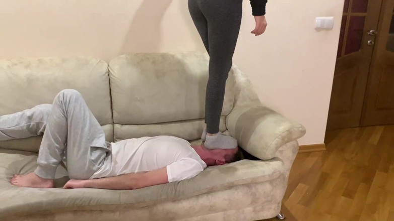 Petite Princesses Femdom: Echtes extremes head crushing, trampling und volles gewichtsgesicht, in socken...