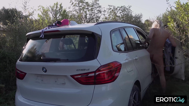 MILFFreaksX: Dia meniduri saudara tirinya di kursi belakang