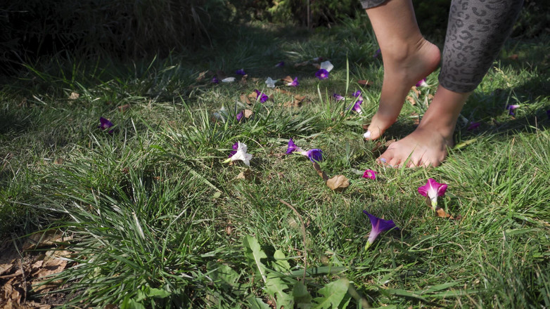 Teasecombo 4K: Verpletterende bloemen op blote voeten in het gras