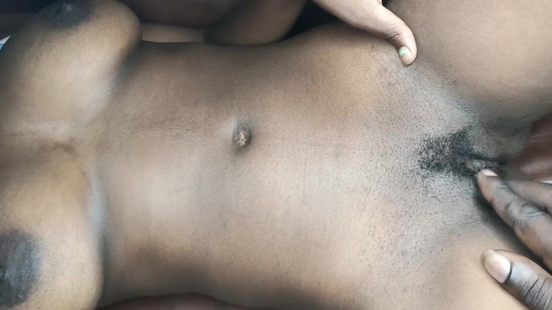 Loversinbed: Тінка з великими цицьками вірить у сеанс пестощів пальцями