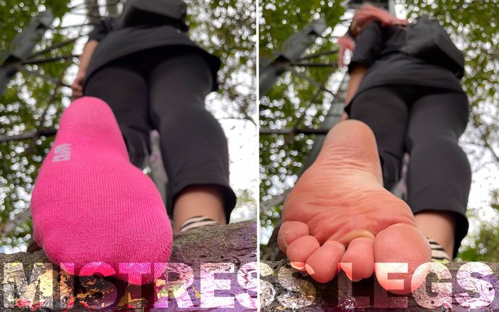 Mistress Legs: Rosa strumpor och naturliga grova skrynkliga sulor ovanför dig utomhus