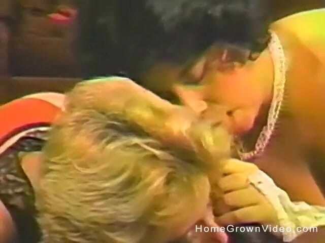 Homegrown Interracial: 흑인 자지를 빨아주는 두 명의 백인 빈티지 여성