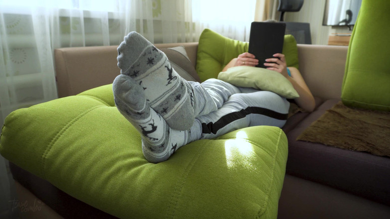 Teasecombo 4K: 섹시한 발을 괴롭히는 핫한 소녀 리얼 아마추어 집에서 촬영한 영상