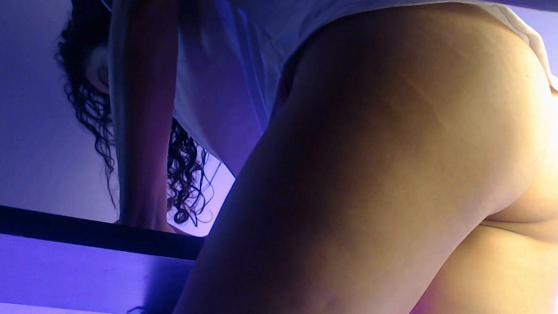 Elenafox: 義理のいとこの熱いお尻をお楽しみください私は彼女に私のチンポを与えたいです