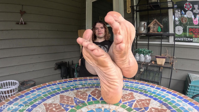 Mr Dimples: 我炫耀我肮脏的袜子和脚