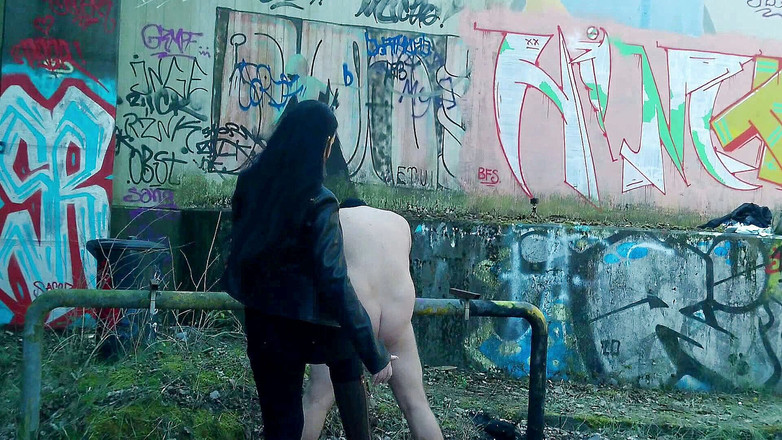 Lady Luciana Di Domizio: Açık havada köle taşaklarında ne var