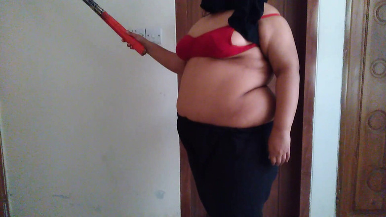 Aria Mia: Pembantu hotel semok 19 tahun melupas bra &amp; putingnya sambil menyapu kamar