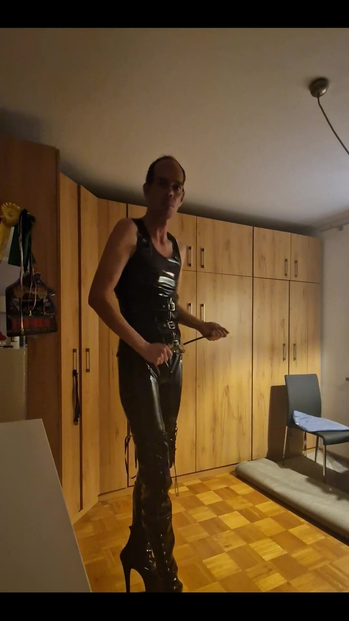 Gentle Dom: In latex und stiefeln 1