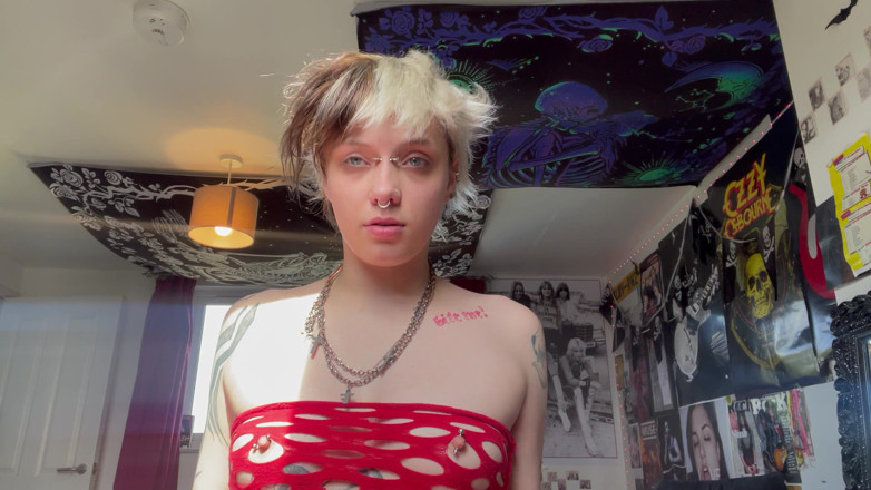 Glitterqueen1999: Gotická dívka bez make-upu vás nutí uctívat její nos na...
