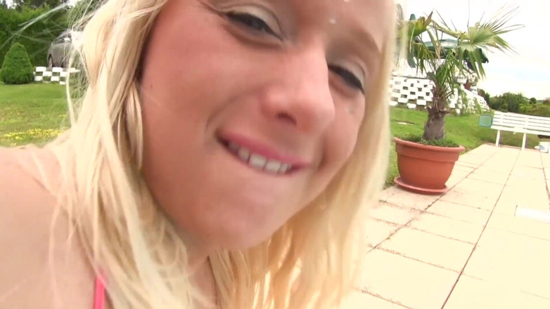 Porn XN: Två blonda slampor Victoria Summers och Mona Lee sätter ivrigt...