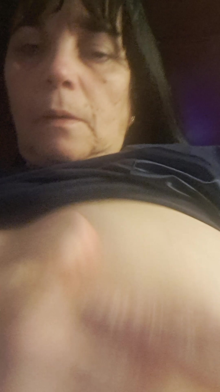 Mommy big hairy pussy: Stiefmutter drückt in die möpse