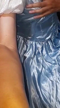 Travestito indossa sborrando elegante abito in raso