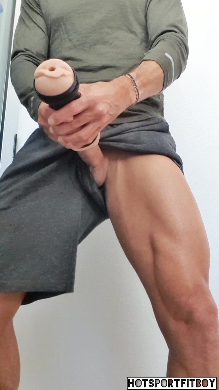 Hotsportfitboy: Riskante Fenstermasturbation Führt Zu Einem Cumshot in Einem Fleshlight