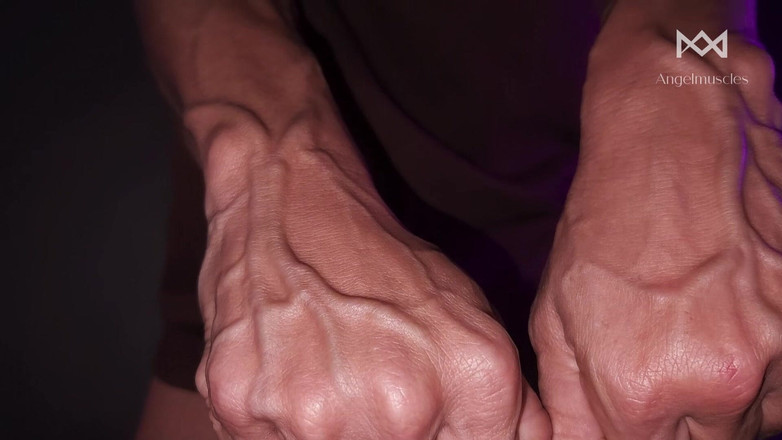 Angelmuscles: 视角：她向我那布满青筋的手臂投降了