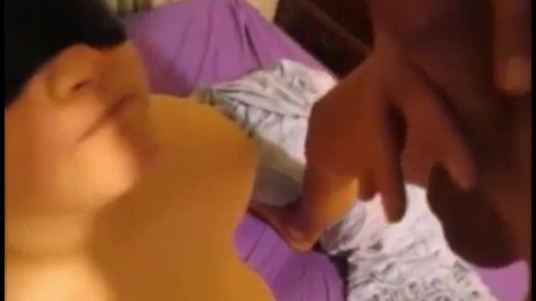 Fat House Wife: Gözleri bağlı kelepçeli ve korunmasız sert sikiş