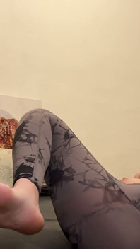 La ragazza squirta in leggings grigi