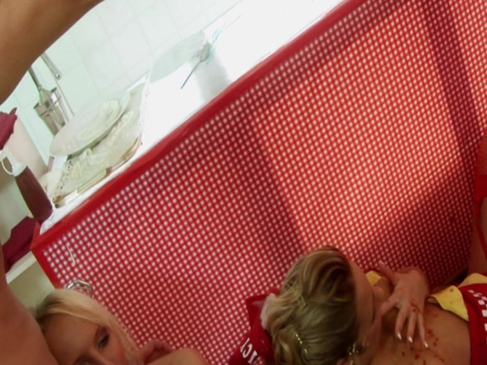 DARVASEX: Zábavná potravinová scéna 2: Pár blonďatých servírk šuká ve spodním prádle ve čtveřici...