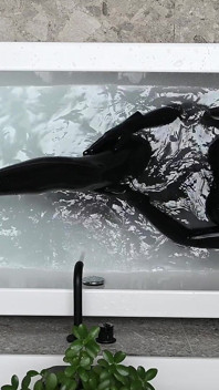 Latexpuppe in Der Badewanne