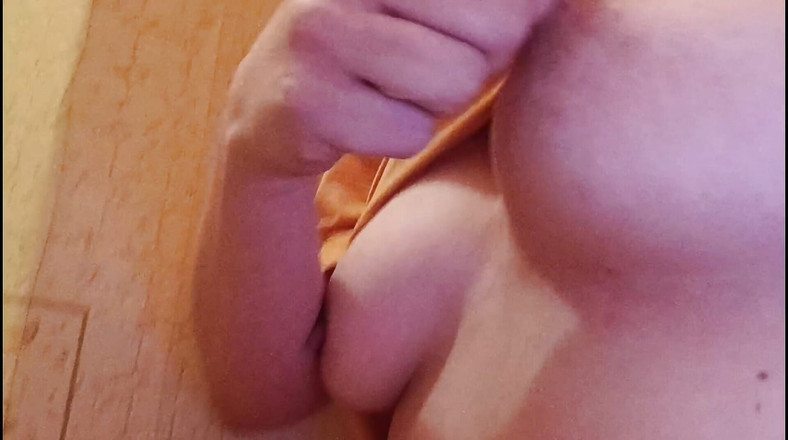 Marina Butty: 当陌生人盯着我舔舐的乳头时，我的阴户正在湿透