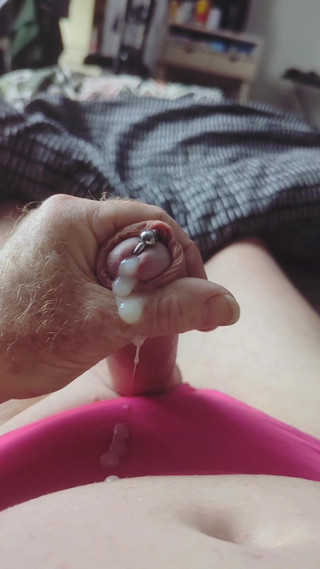 Bellhead: Seluar dalam merah jambu gerak perlahan