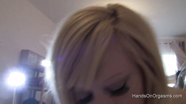 Hands On Orgasms: 란제리 딜도 세미 핸드슨