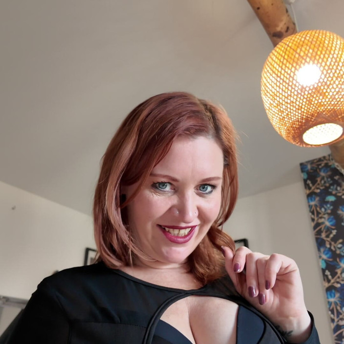 InannaJustice: Inanna Justice tachinare cu picioarele în ciorapi