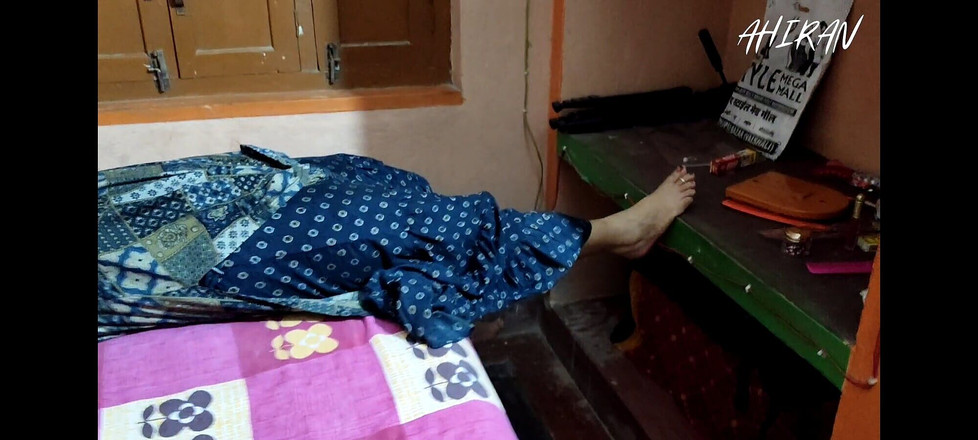 Aahan Ahiran: अच्छे स्तन उसके पति द्वारा बिस्तर में दबाए गए।