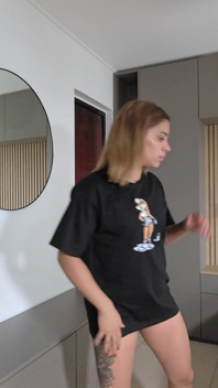 Ik probeer veel nieuwe kleding om ze te laten zien. Vind je het leuk hoe ik eruitzie?