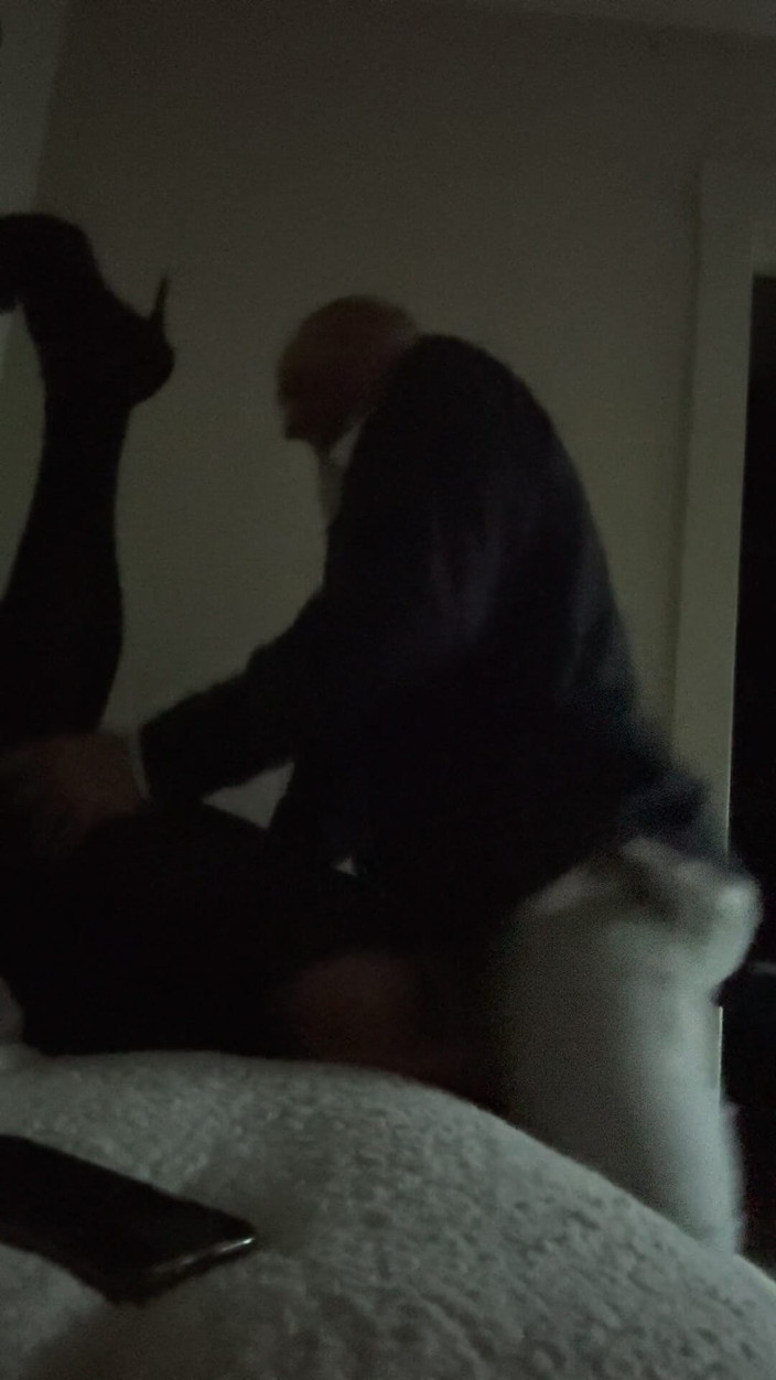 Reno Hot Wife: Une femme infidèle invite le voisin pour un café