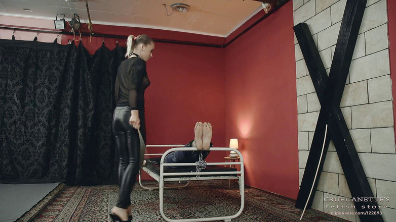 Cruel Anettes fetish world: Bastinado na posteli