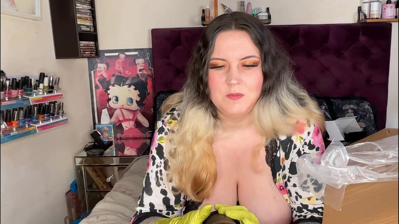 MissFFW: Špinavá děvka rozbalí výběr nové hračky