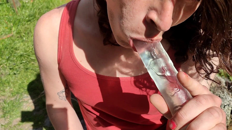 Sara B: Menghisap dildo di luar