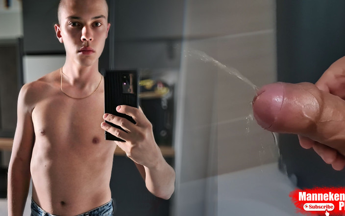 Manneken pis: Erectie pik lang pissen in de badkamer