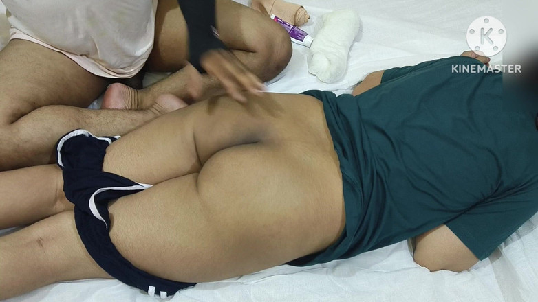 Abhikshasexvideos: Hintli kız tedavi sırasında doktor tarafından sikiliyor