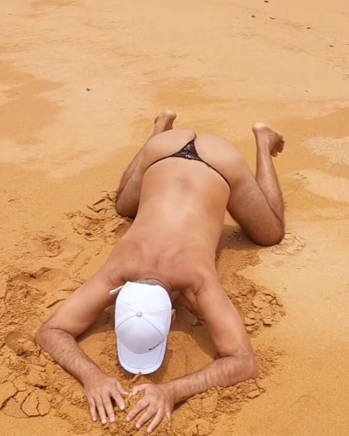 Ladysilvas: Ladysilva Crossdresser på stranden i trosor vilken het röv