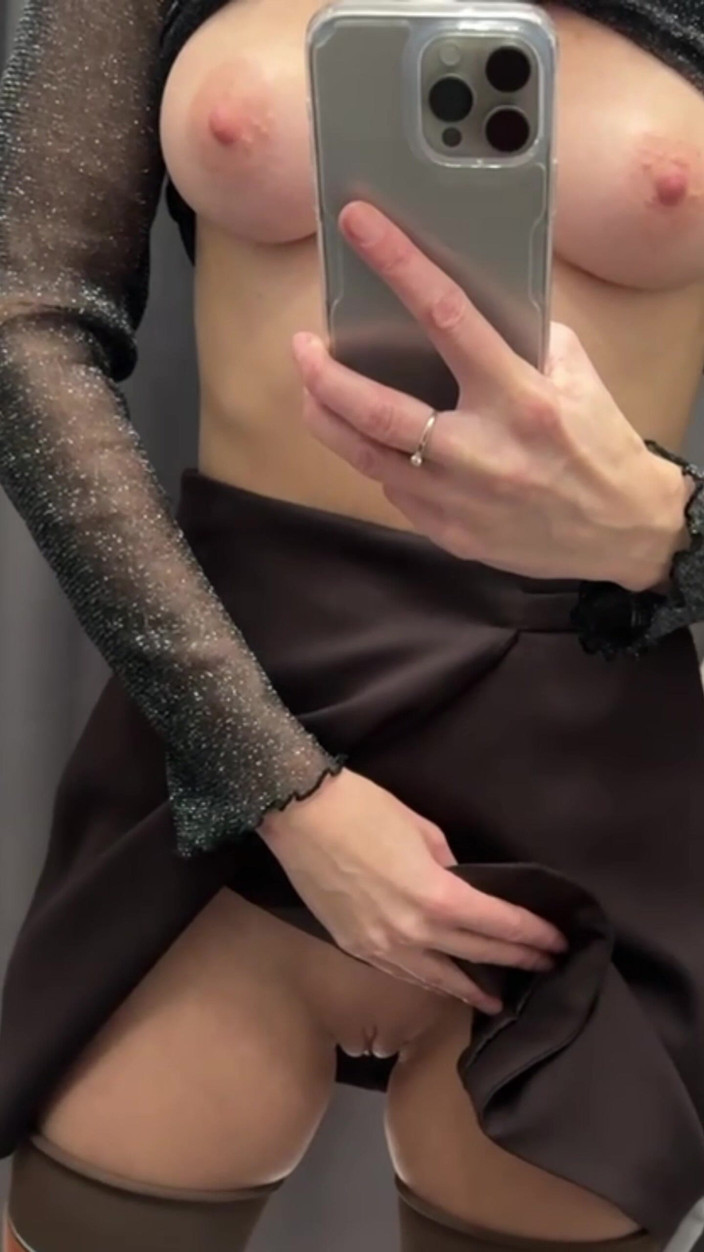 Sonya Pretty: 試着室の裸の女の子