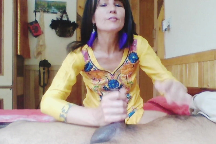 Bolly Karma: Mỗi máy bay bà già đĩ đều khác nhau