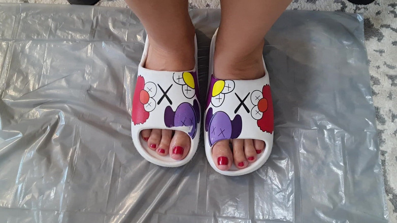 Adele Amber: MENETESKAN AIR LIUR DI KAKI