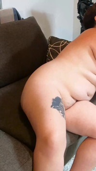 Une BBW ringarde se déshabille et devient coquine sur mon canapé de casting porno
