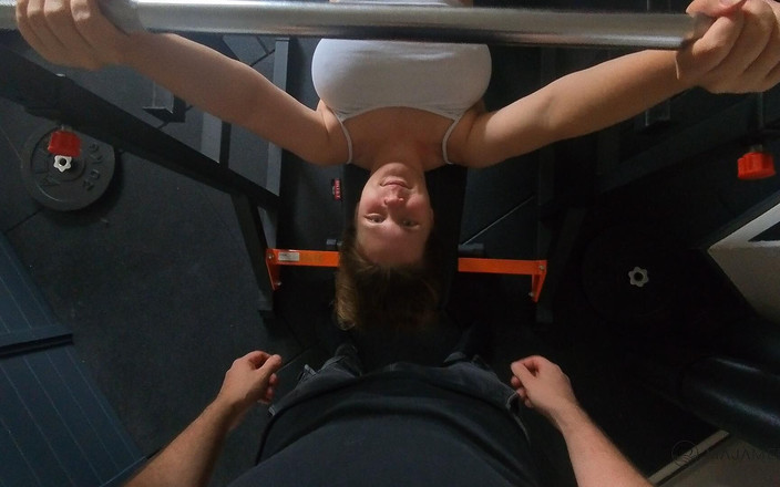 Maja Meer: Sesso con orgasmi intensi sulla panchina di peso